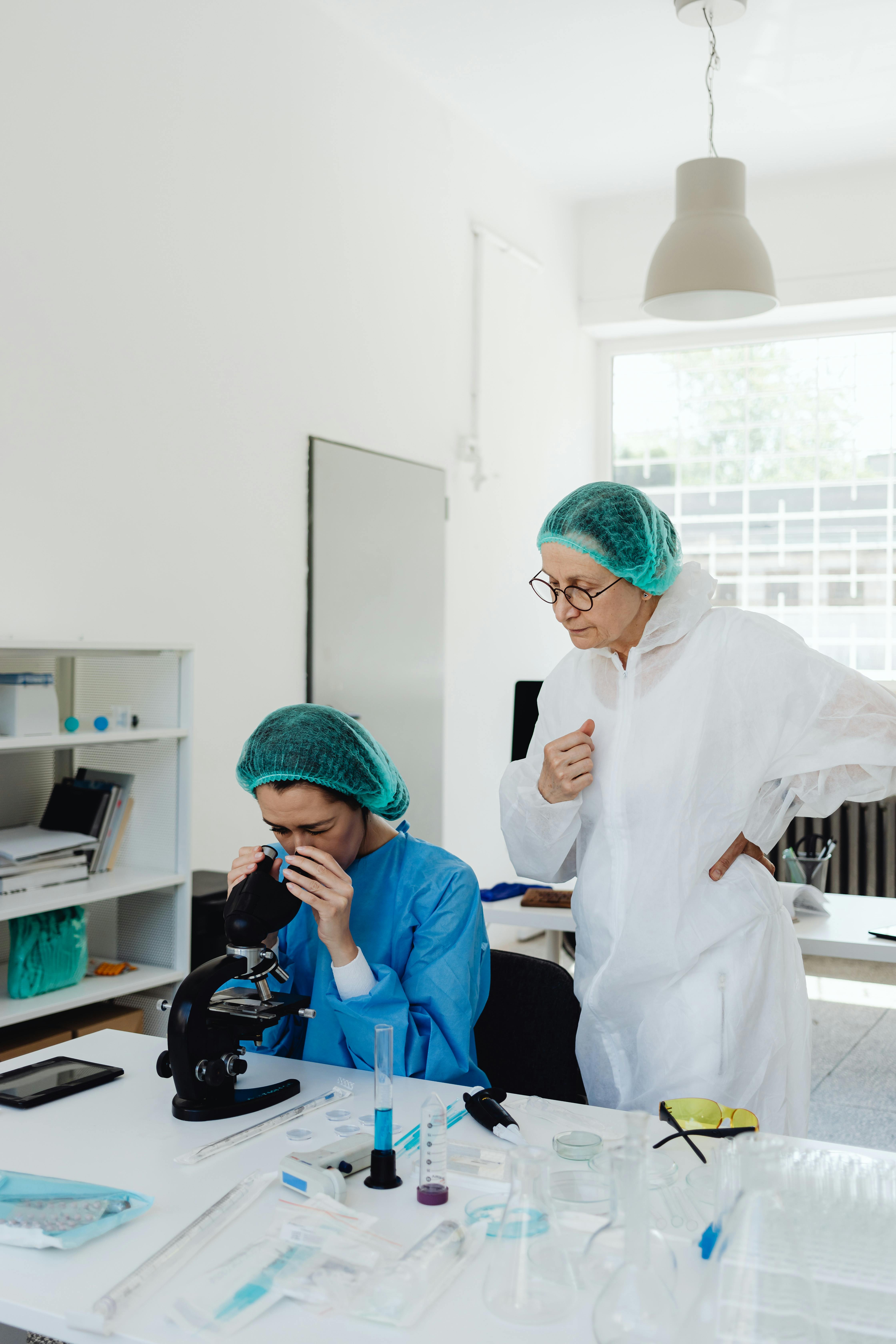Laboratory mentoring session with microscope and training environment